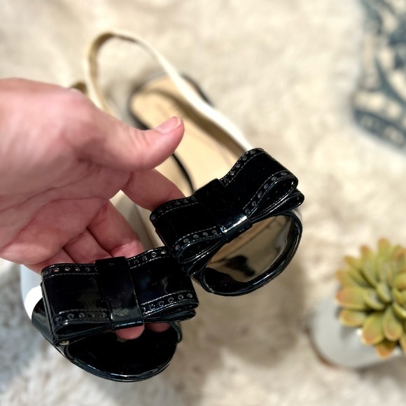 Kate Spade New York Classic Bow Black White Leather Heel Strap - Picture 5 of 9